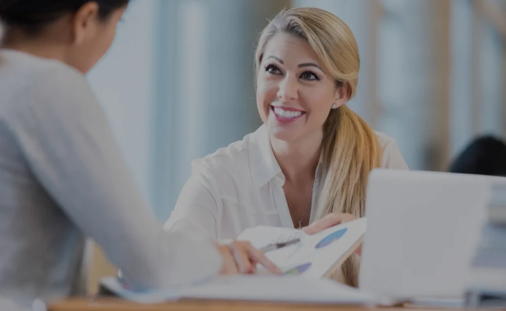 Accountant in Colombian explaining