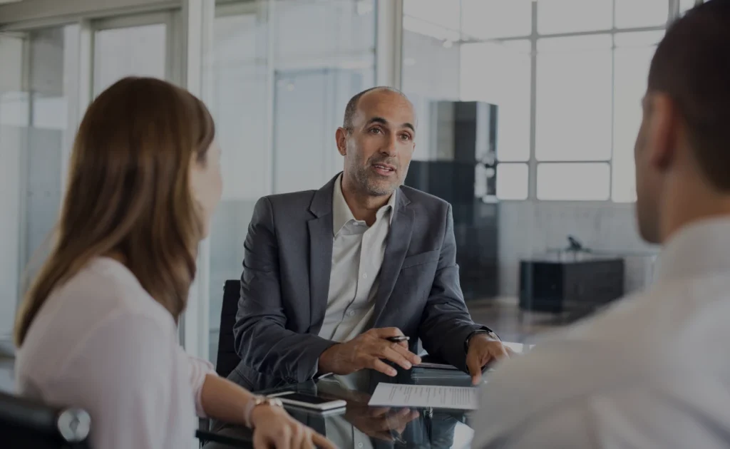 Accountant in Colombian with a client